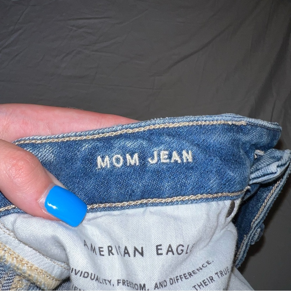 AE Mom Jean with Rips - Picture 5 of 6